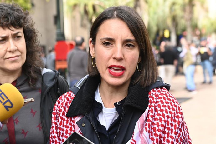 A secretária política do Podemos e deputada do Parlamento Europeu, Irene Montero, atende à mídia durante a manifestação "1 ano e meio de prisão: liberdade imediata para os 6 de Zaragoza", na Plaza del Portillo, em 1º de novembro de 2025, às