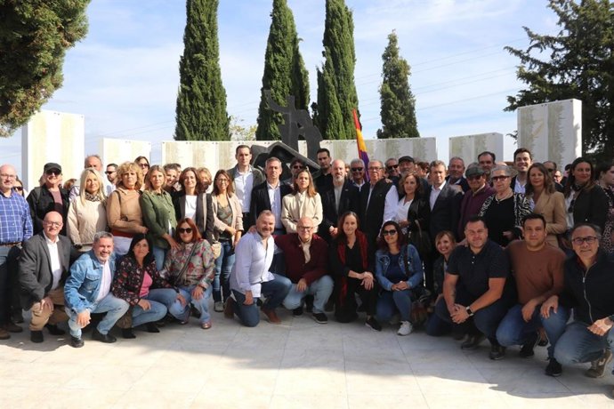 El secretario general del PSOE de Jaén, Juan Latorre, en el acto de homenaje a las víctimas del franquismo celebrado en el Cementerio de San Eufrasio de Jaén.