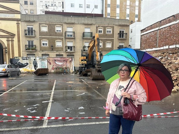 La concejala del grupo municipal Con Andalucía en el Ayuntamiento de Huelva, Mónica Rossi, junto al graffiti en el mural derruido.