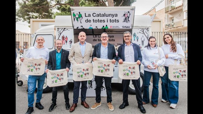 El conseller Miquel Sàmper visitando la campaña de el 'Pla de Govern al territori' en el marco de la Festa del Vi de Gandesa.