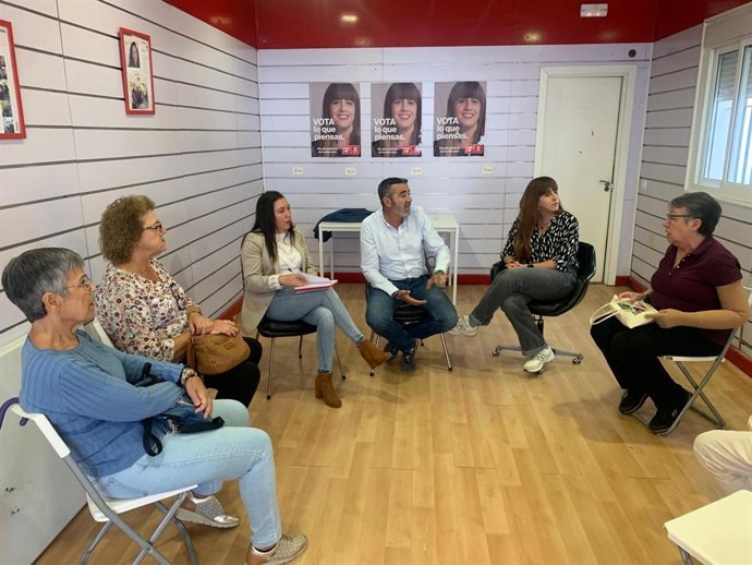 El vicesecretario general de la CEP del PSOE, Javier Pizarro; la diputada por la Sierra, Verónica Cubiles; y la portavoz del grupo municipal socialista en el Ayuntamiento de El Bosque, Pilar García, durante el encuentro.