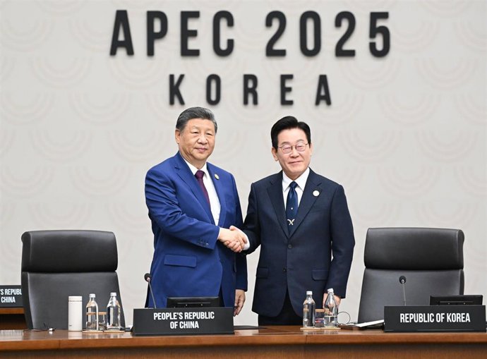 El presidente de China, Xi Jinping, estrecha la mano del presidente surcoreano, Lee Jae Myung, durante la cumbre de la APEC 