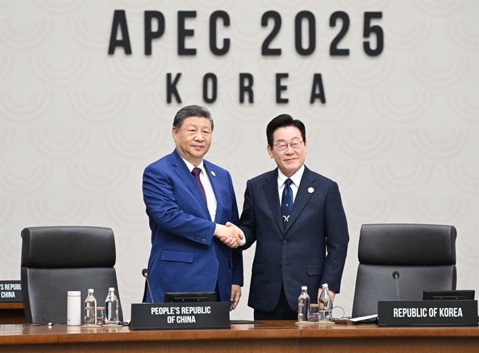 GYEONGJU, Nov. 1, 2025  -- Chinese President Xi Jinping shakes hands with South Korean President Lee Jae-myung during the APEC chairmanship handover session of the 32nd APEC Economic Leaders' Meeting in Gyeongju, South Korea, Nov. 1, 2025. Xi said here on