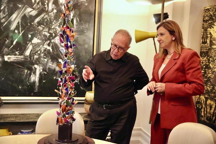 El artista y escultor valenciano Manolo Valdés y la alcaldesa de València, María José Catalá