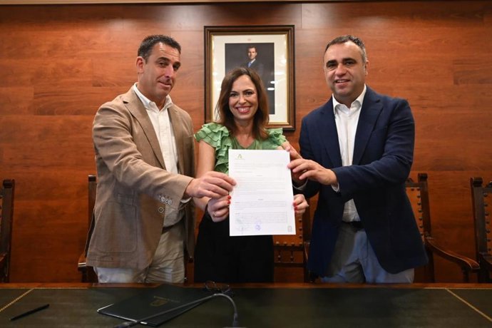 Firma del convenio entre la Consejería de Fomento, Articulación del Territorio y Vivienda de la Junta y el Ayuntamiento de Alhendín, con la presencia de la consejera de Fomento, Rocío Díaz.