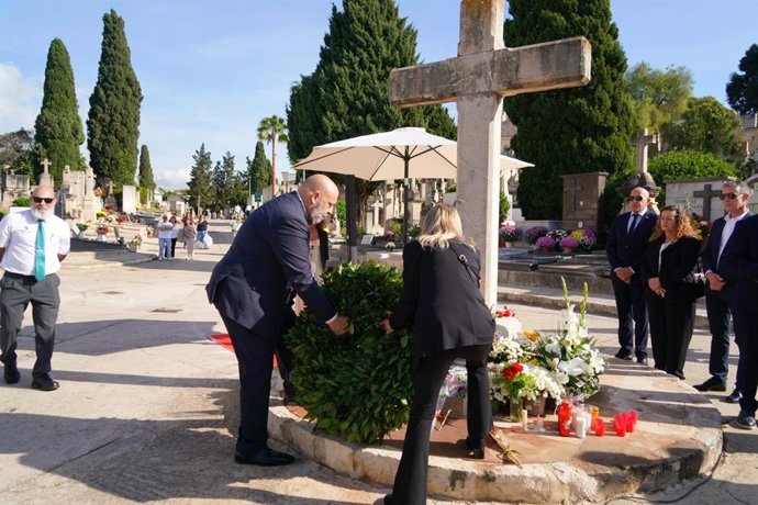 El alcalde de Palma, Jaime Martínez, visita el cementerio de Palma coincidiendo con la festividad de 'Tots Sants'