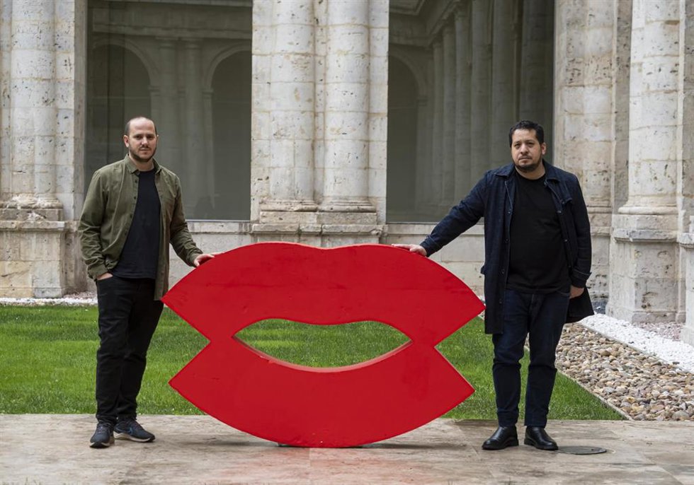 Los cineastas argentinos Ramiro Sonzini y Ezequiel Salinas en la Foto del Día de la 70 Seminci el jueves 30 de octubre.