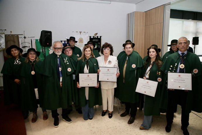 La Cofradía de los Cocidos celebra su Gran Capítulo y entrega a Buruaga la capa verde de cofrade de honor
