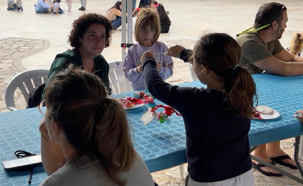 Gran participación en el taller de Rosaris Ensucrats de Tots Sants celebrado en la plaza de Andratx