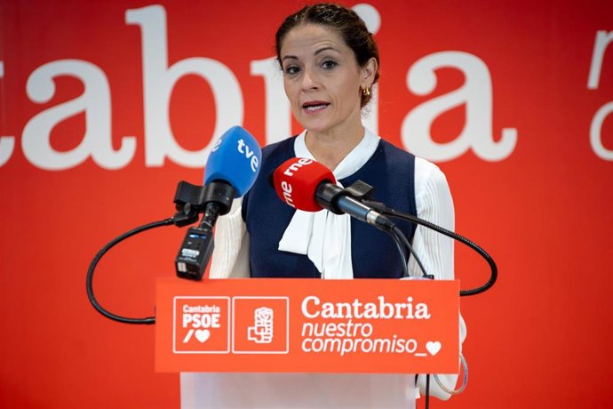 La portavoz del PSOE de Cantabria, Ainoa Quiñones