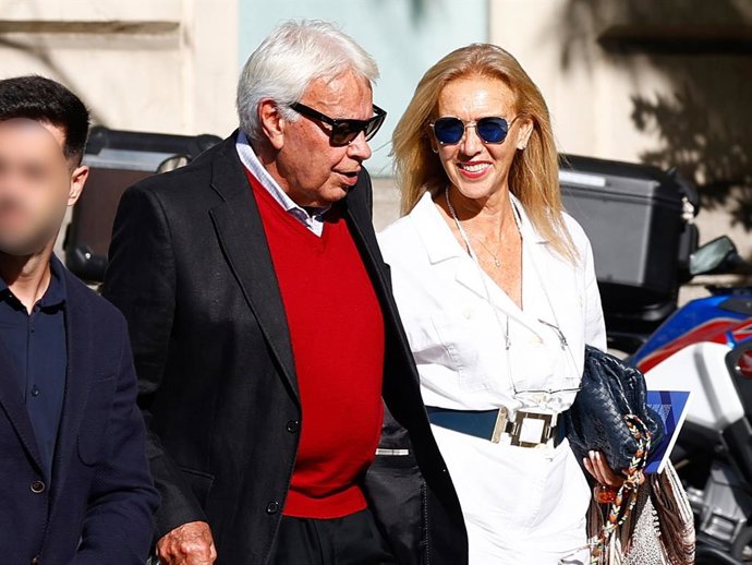 Felipe González y Mar García Vaquero pasean juntos por la calle