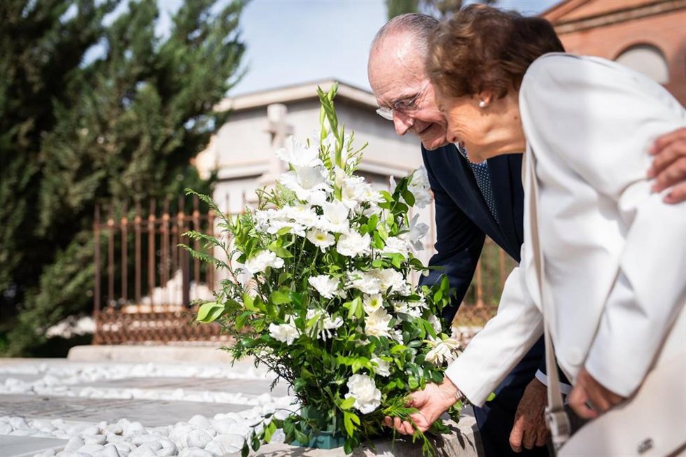 El alcalde de Málaga, Francisco de la Torre, asiste al homenaje al arquitecto Guerrero Strachan y otros actos en el Cementerio de San Miguel con motivo del Día de Todos los Santos.