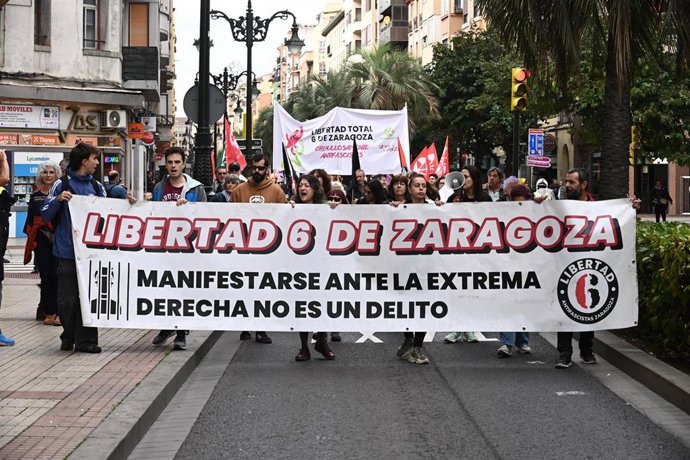 Varias personas durante la manifestación '1 año y medio en prisión. ¡Libertad inmediata para los 6 de Zaragoza', en la plaza del Portillo, a 1 de noviembre de 2025, en Zaragoza, Aragón (España). 