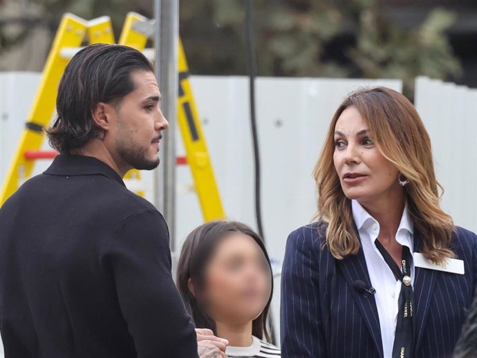 Mar Flores y Carlo Costanzia durante el rodaje de 'DecoMasters'