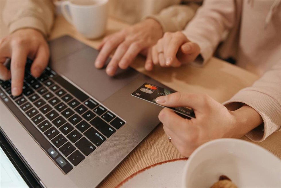 Archivo - Dos personas hacen una compra por internet.