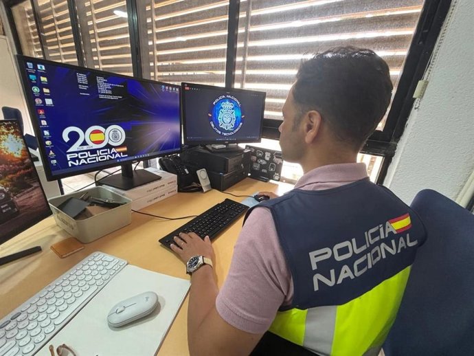 Un agente de la Policía Nacional.