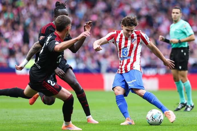 Julian Alvarez, do Atlético de Madri, em ação durante a partida de futebol da Liga Espanhola, LaLiga EA Sports, disputada entre o Atlético de Madri e o Sevilla CF no estádio Riyadh Air Metropolitano em 1º de novembro de 2025, em Madri, Espanha.