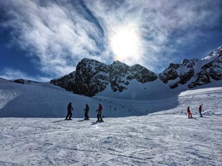 Archivo - March 16, 2020, Neustift Stubaital, Tirol, Austria: A view of the slopes at the Stubai Glacier in Tirol, Austria just prior to the outbreak of Coronavirus (Covid-19).  The ski resorts of South Tirol in Italy and Tirol in Austria have led to the 