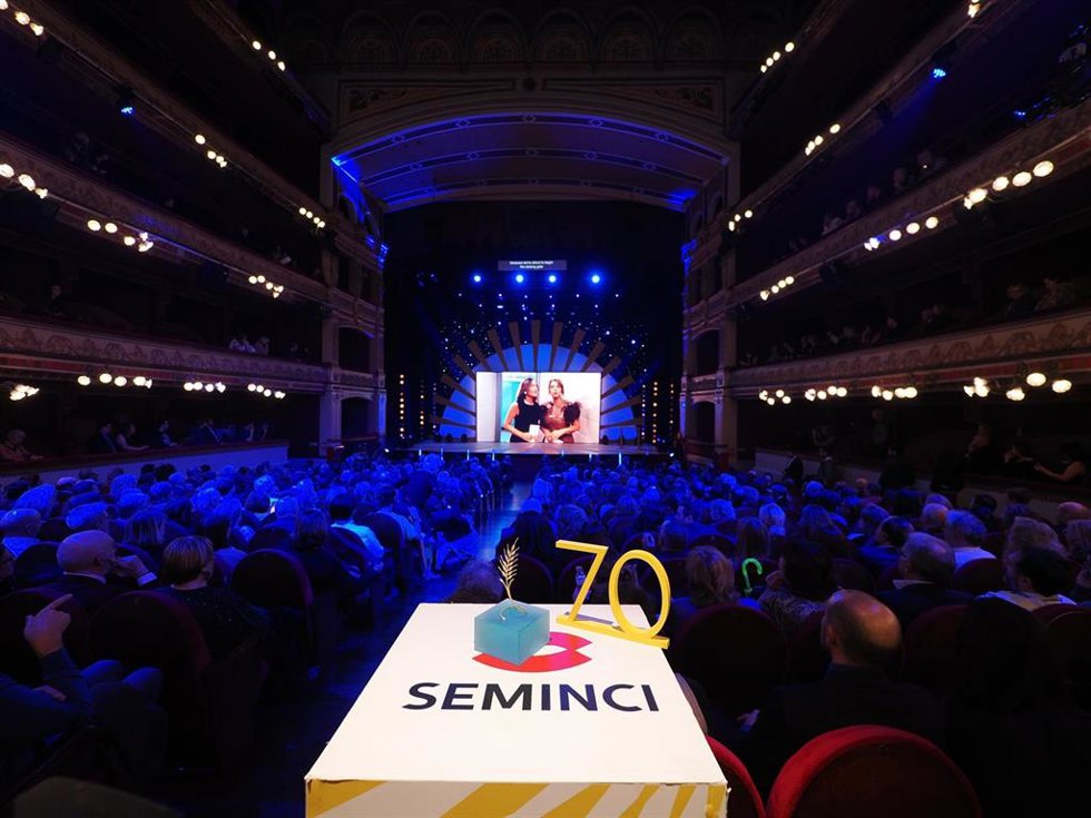Las presentadoras Elena Sánchez y Llum Barrera durante la gala de clausura de la 70 edición de la SEMINCI, en el Teatro Calderón, a 1 de noviembre de 2025, en Valladolid, Castilla y León (España)