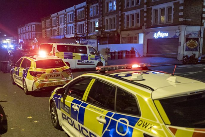28 de outubro de 2025, Londres, Londres, Reino Unido: Londres, Reino Unido. Serviços de emergência em Lewisham, sudeste de Londres, onde um homem de 20 anos morreu no hospital devido a ferimentos causados por facadas, após ser atendido no local por paramé