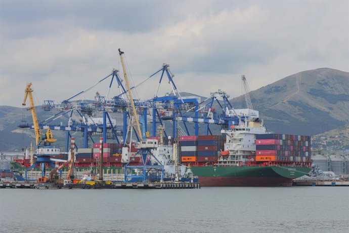 Archivo - RUSSIA, KRASNODAR REGION - JULY 19, 2025: A container ship lies at anchor in the Tsemes Bay in the Black Sea port city of Novorossiysk