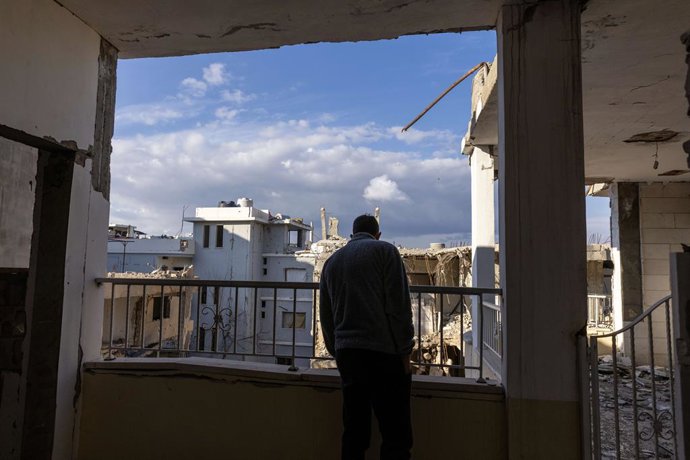 Archivo - Arquivo - 27 de fevereiro de 2025, Khiam, Líbano: Abdo, 32 anos, examina a destruição abaixo da casa de um vizinho em 27 de fevereiro de 2025 em Khiam, Líbano. Na quinta-feira, o ministro da Defesa de Israel, Israel Katz, disse que as tropas isr