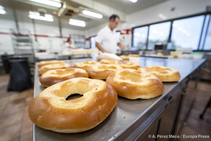 Archivo - Varios coronas de la Almudena durante su elaboración, en la Pastelería Manacor