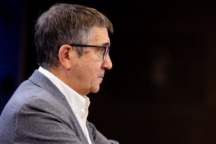 O porta-voz do PSOE no Congresso, Patxi López, durante uma coletiva de imprensa, após a Reunião de Porta-vozes, no Congresso, em 14 de outubro de 2025, em Madri (Espanha).