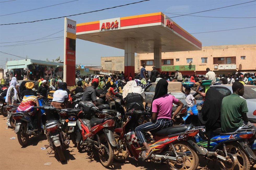 Imagen de una gasolinera de Bamako (Mali) en medio de la crisis de combustible por el bloqueo del JNIM