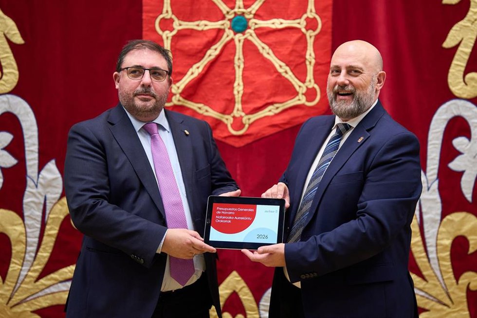 El presidente del Parlamento de Navarra, Unai Hualde, recibe de manos del consejero de Economía y Hacienda, José Luis Arasti, el proyecto de Presupuestos Generales de Navarra para el año 2026.