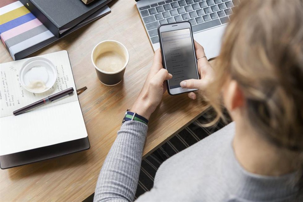 Archivo - Búsqueda de empleo a través del móvil