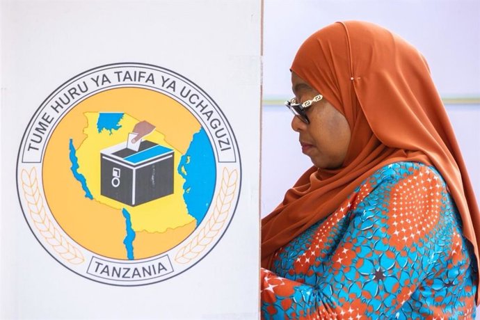 La presidenta Samia Suhulu Hassan vota en las elecciones de Tanzania a 29 de octubre de 2025