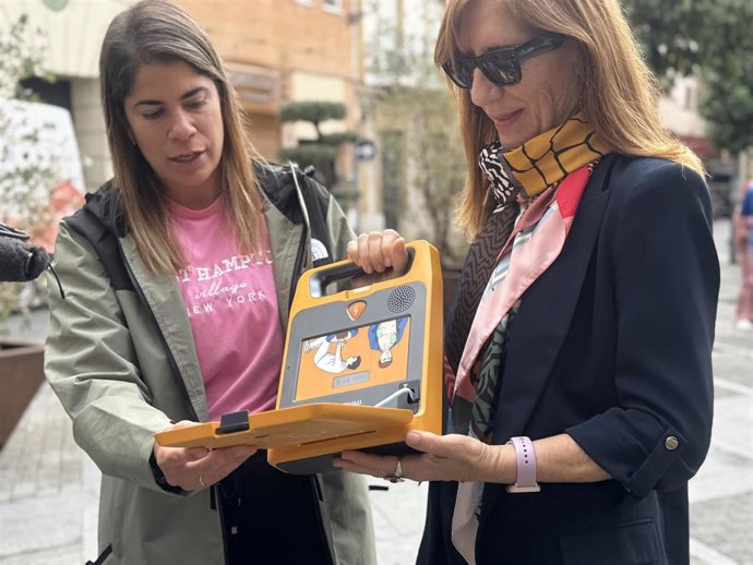 La concejala de Deportes, Salud y Consumo de Huelva, María de la O Rubio, en la presentación del tótem de cardioprotección instalado en la plaza Alcalde Coto Mora.