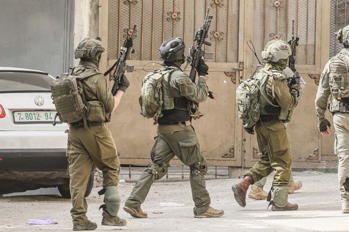 Archivo - August 11, 2025, Nablus, West Bank, Palestine: Israeli soldiers seen aiming their weapons during a raid at the Balata refugee camp. Violence in the city that Israel has occupied since 1967 has surged throughout the Gaza war that began in October
