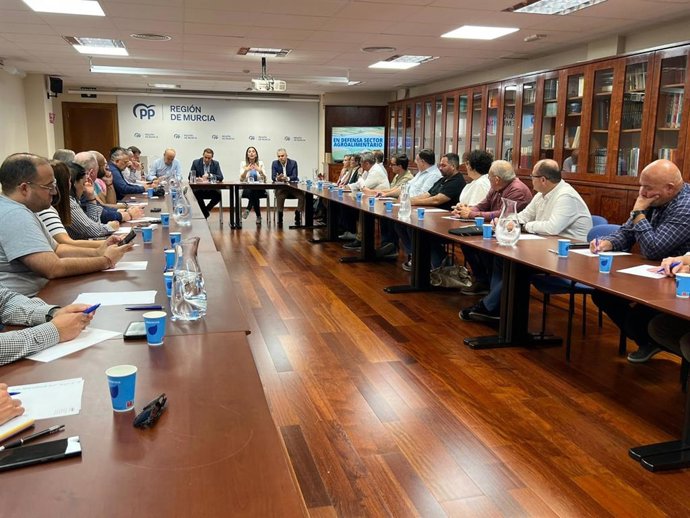 El vicesecretario de Política Municipal, Víctor López Abenza, y el secretario ejecutivo de Agricultura del PPRM, Jesús Cano, han mantenido una reunión con alcaldes y concejales