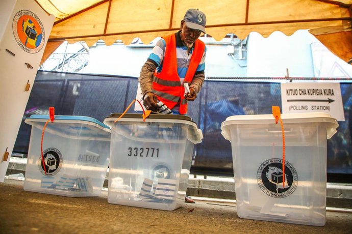 DAR ES SALAAM, Oct. 30, 2025  -- A voter casts his vote at a polling station in Dar es Salaam, Tanzania, Oct. 29, 2025. Up for election are the president, parliament, and local councils for a five-year term, with 17 parties fielding presidential candidate