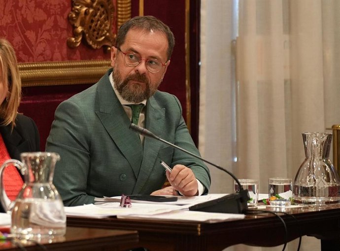 El viceportavoz del Grupo Municipal Socialista en el Ayuntamiento de Granada, Eduardo Castillo, durante un pleno.