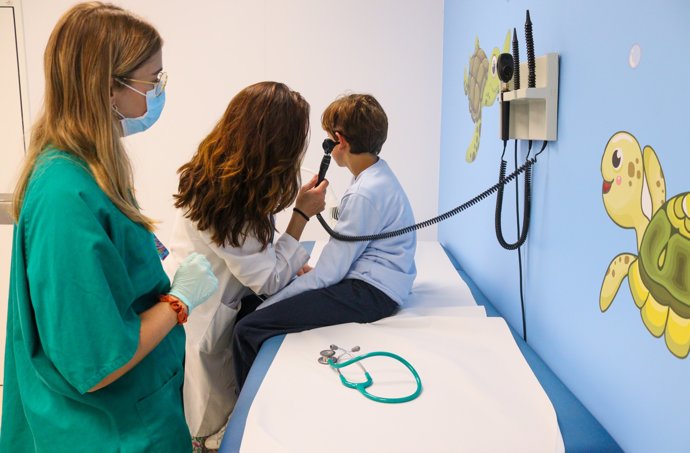 Un niño es atendido por médico.