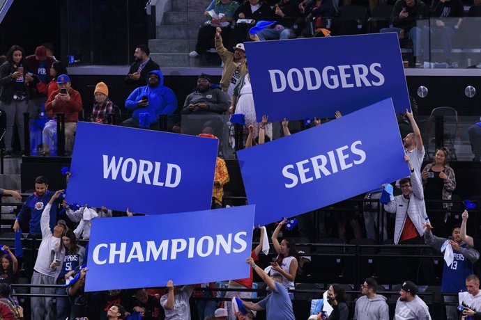Archivo - 30 October 2024, US, New York: Supporters of Los Angeles Dodgers hold up signs forming the phrase 'Dodgers World Series Champions' during the baseball World Series game. Photo: Ariana Ruiz/PI via ZUMA Press Wire/dpa