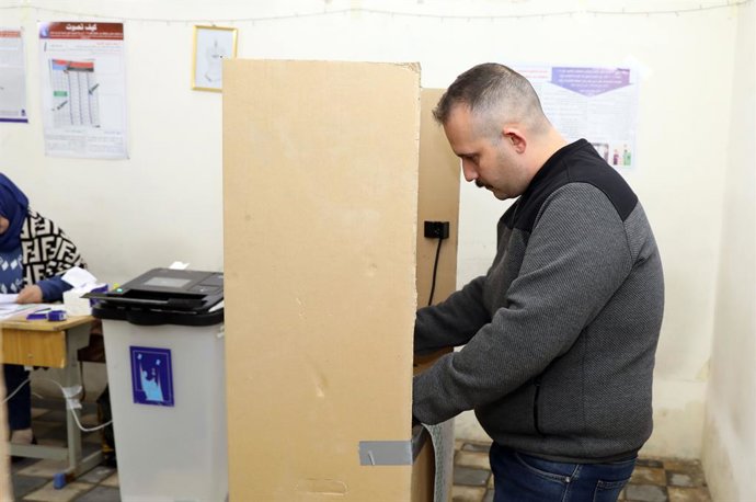 Archivo - BAGHDAD, Dec. 18, 2023  -- A voter casts his vote in the provincial elections in Baghdad, Iraq, on Dec. 18, 2023. Iraq on Monday holds provincial elections in 15 of the country's 18 provinces after a 10-year hiatus over political differences.