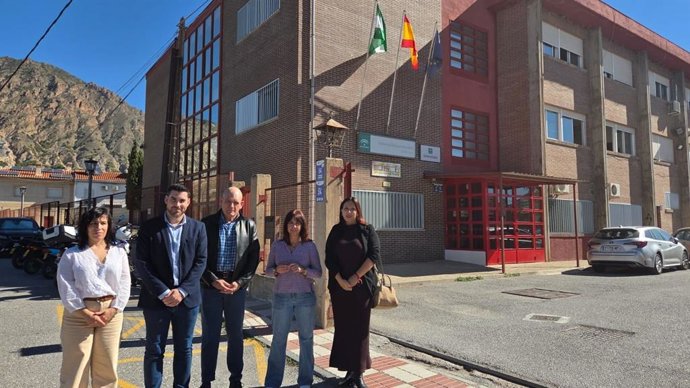 Miembros del PSOE de Granada y del Ayuntamiento de Dúrcal frente al IES Alonso Cano.