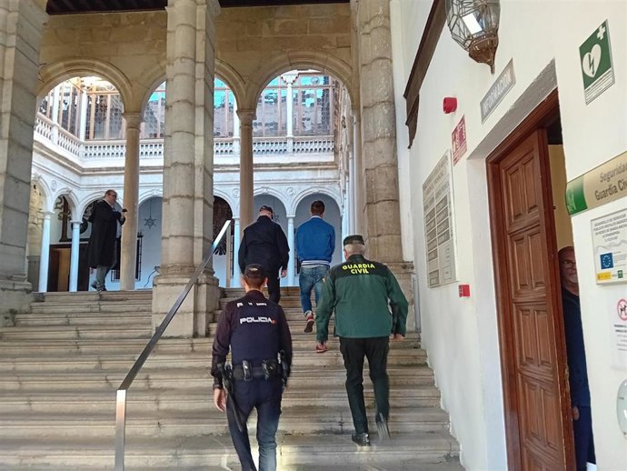 Archivo - El conductor acusado de atropellar a un ciclista a su llegada a la Audiencia de Granada en noviembre de 2023.