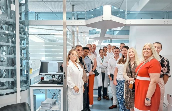 Visita de  representantes de la sanidad pública inglesa a los nuevos laboratorios de bioquímica de los hospitales Virgen Macarena y Virgen del Rocío.