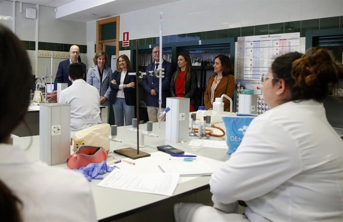 Archivo - La consejera de Educación, Rocío Lucas, con alumnos de FP del IES Ramón y Cajal de Valladolid.