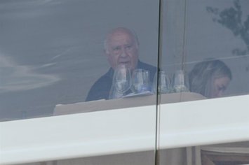 Archivo - La presidenta de Inditex, Marta Ortega, y el empresario Amancio Ortega durante la celebración en el centro hípico de Casas Novas en A Coruña, a 12 de julio de 2023, en A Coruña, Galicia (España). 