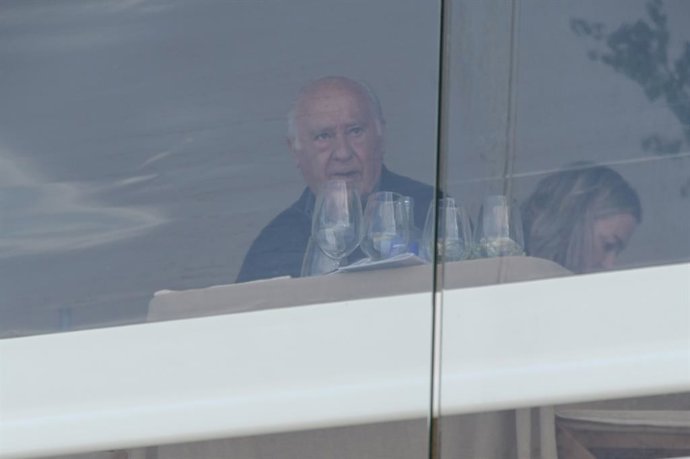 Archivo - La presidenta de Inditex, Marta Ortega, y el empresario Amancio Ortega durante la celebración en el centro hípico de Casas Novas en A Coruña, a 12 de julio de 2023, en A Coruña, Galicia (España).