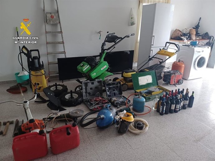 Investigan a un hombre por robar herramientas, maquinaria y otros enseres en una vivienda de Muíños.