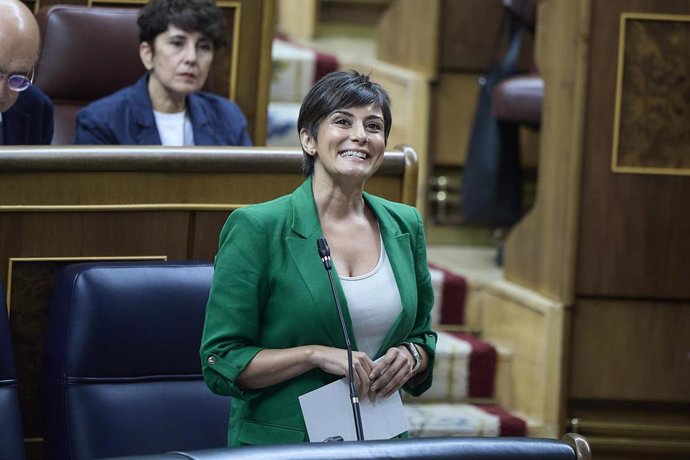 El PSOE lleva al Congreso una reforma legal para que los fondos 'buitre' tengan ayudas fiscales por alquilar barato La ministra de Vivienda, Isabel Rodríguez, interviene durante una sesión de control en el Gobierno.