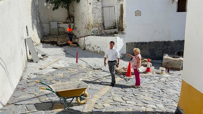 El diputado provincial de Fomento, Antonio Jesús Rodríguez, durante su visita a Laroya (Almería).