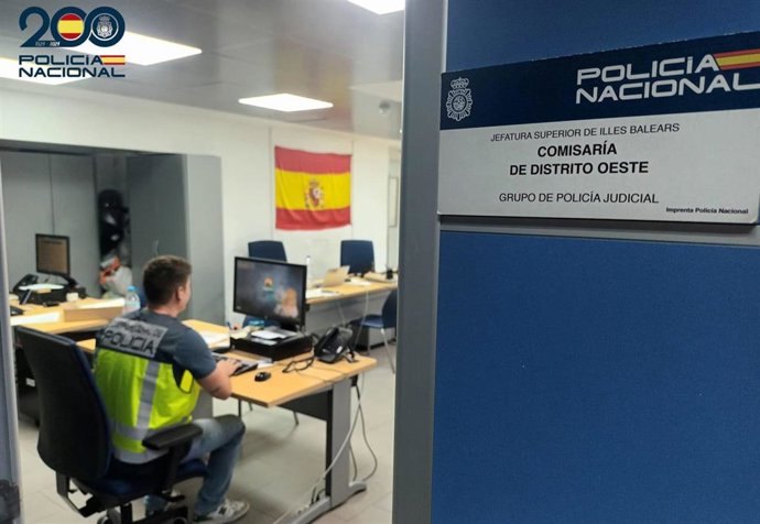 Un agente de la Policía Nacional de la Comisaría de Distrito Oeste